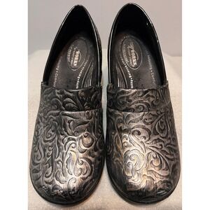 Easy Works by Easy Street Womens Slip Resistant Clogs Embossed Scroll 9M Black